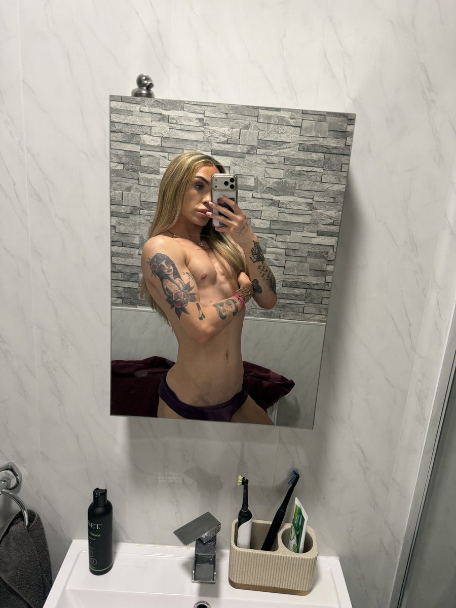 saintglen32's tweet photo. Muscle mommy ๐ #femboy #fitness #longhairedboys #tattoos #meninmakeup https://t.co/9te62Mue7s