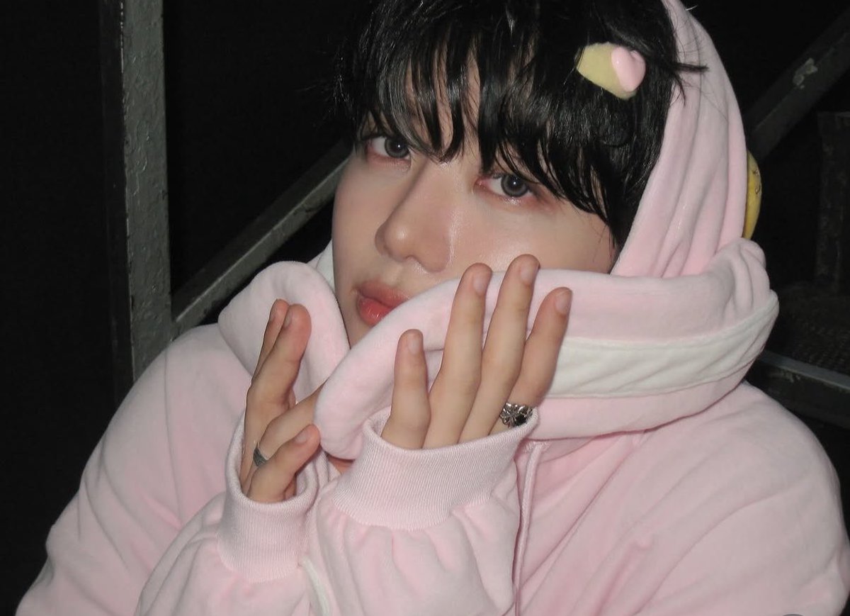 augustmarkie's tweet photo. his red lips…his hand…his hair clip…oh jaemin na, you’re the prettiest man ever https://t.co/VPgtkXgAoP