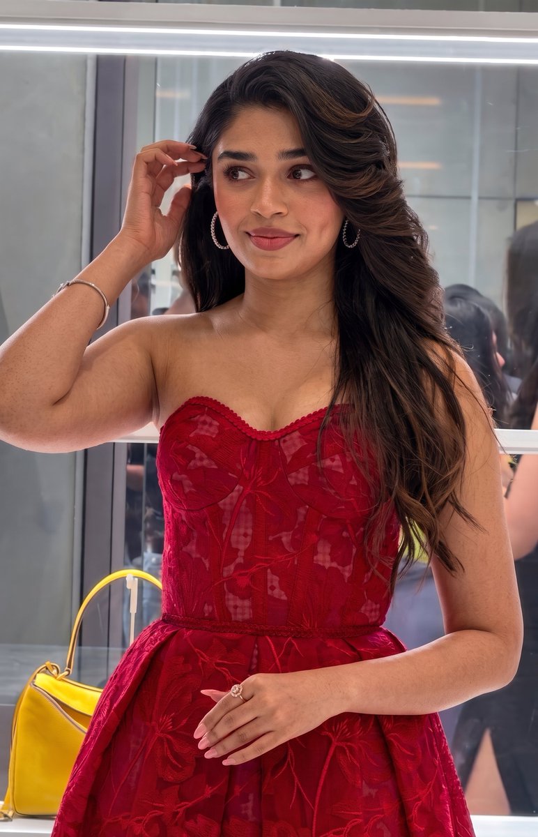 MassMayanti's tweet photo. She is the human version of Vannilla Ice Cream without any second thought

Krithi Shetty 🍨🍨 https://t.co/8ElYDV1dm9
