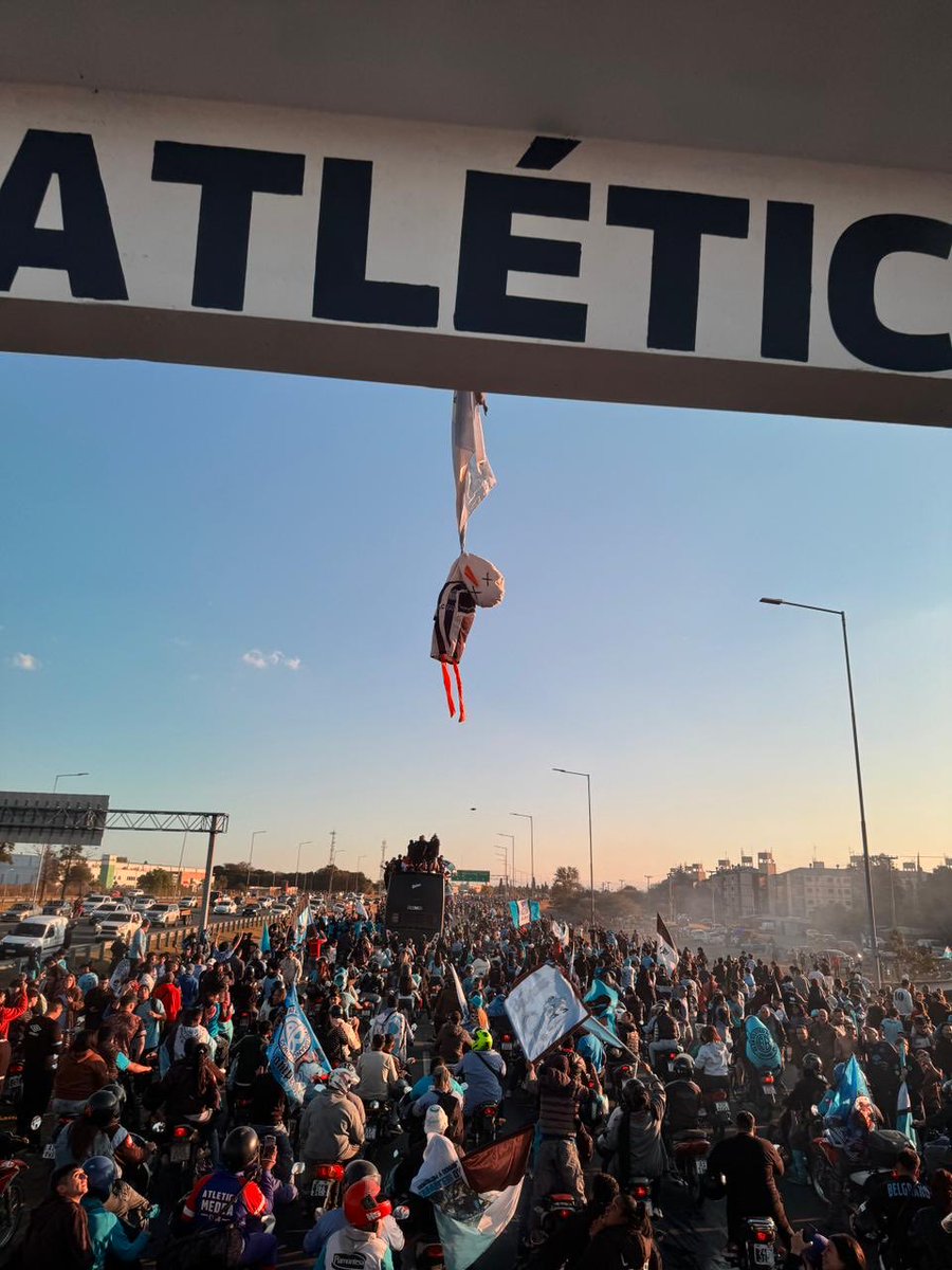 _LBDTW_'s tweet photo. Feliz día a nuestra ciudad  de parte del único club que DIO LA VUELTA OLÍMPICA POR EL TÍTULO MÁS IMPORTANTE DE LA PROVINCIA POR TODA CIRCUNVALACIÓN. 
De norte a sur, de este a oeste, la mayoría siempre es celeste y la única estrella que brilla en el cielo cordobés SE LA PUSO BELGRANO