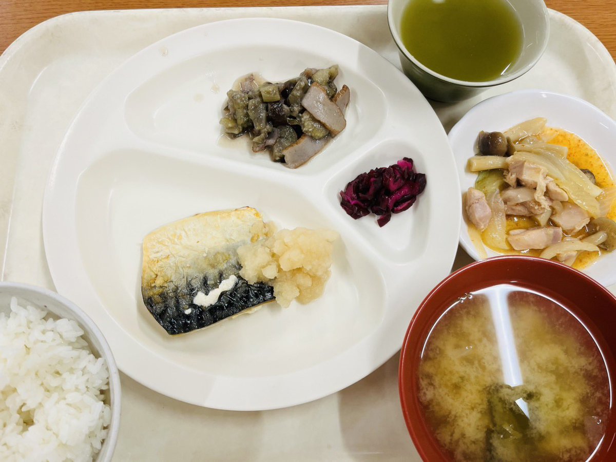 Sakuranodoon's tweet photo. 今日の #社食

#ご飯
#鯖の塩焼き
#ナスとさつま揚げの炒め物
#しば漬け
#みそ汁
🈂️一品:鶏肉の七味焼き

写真は映えませんが、女性には
満腹感のあるメニューでした。
鶏肉は相変わらず小さい

男性職員は満足されるのでしょうか
このボリューム

#三田こぶしの園
#北摂三田福祉の里 https://t.co/kee5HxnPSg