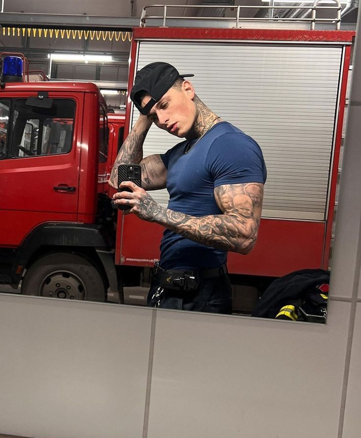 riviandre's tweet photo. No quartel esperando algum maluco colocar fogo na casa ou um gato ficar preso na árvore para ir ajudar, Fireman vibes https://t.co/7m25DVHYYi