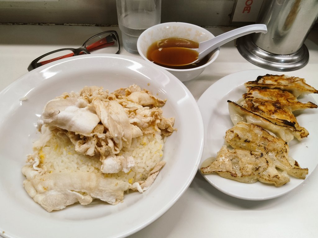 tada_tabearuki5's tweet photo. 東京・渋谷の夜

吉本芸人御用達の町中華を発見！

渋谷に来るたびに
探していのに

こんな所にあるなんて…

しゃぶしゃぶ炒飯
餃子
をチョイス

餃子旨シ！
今度はノーマル炒飯にしよう

満腹満足でございました
#ただただ食べ歩き 
#渋谷兆楽 
#東京町中華 https://t.co/j0ZLXGDCqR