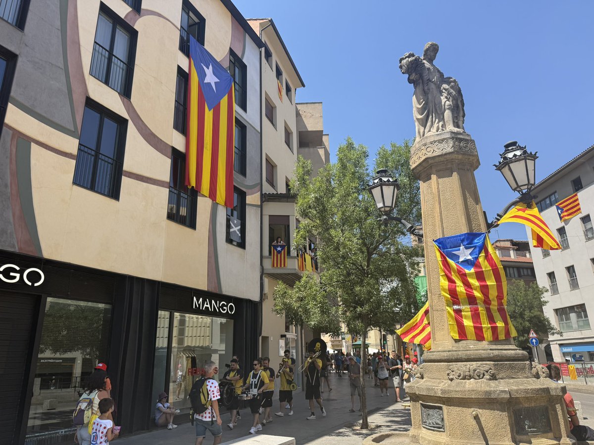 assembleajoves_'s tweet photo. 📣 Els joves hem estat a dues etapes del Tour de França. A Barcelona i a Vic amb els companys de l’@assemblea 

Hem demostrat un cop més que volem la INDEPENDÈNCIA i que el Tour no és benvingut a Catalunya! https://t.co/5Cghy5l2nH