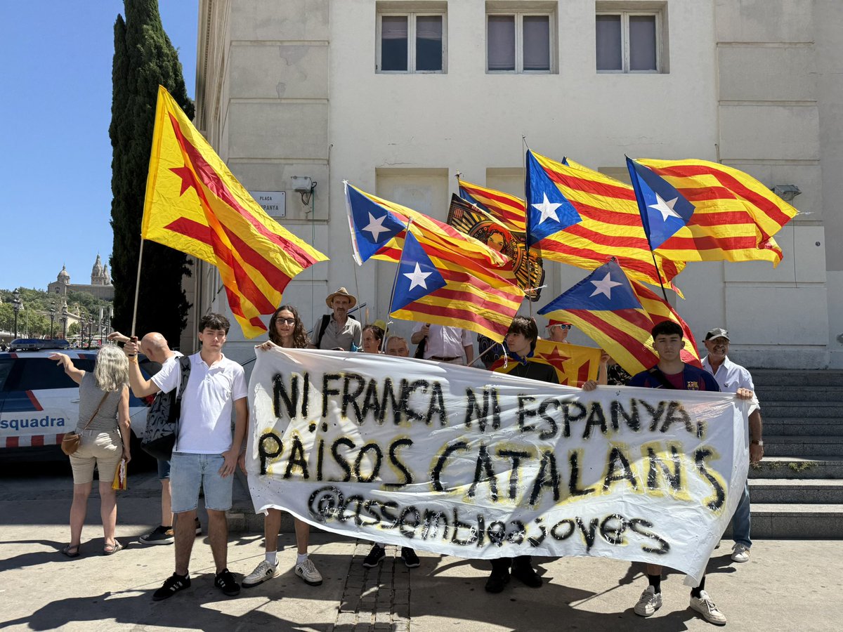 assembleajoves_'s tweet photo. 📣 Els joves hem estat a dues etapes del Tour de França. A Barcelona i a Vic amb els companys de l’@assemblea 

Hem demostrat un cop més que volem la INDEPENDÈNCIA i que el Tour no és benvingut a Catalunya! https://t.co/5Cghy5l2nH