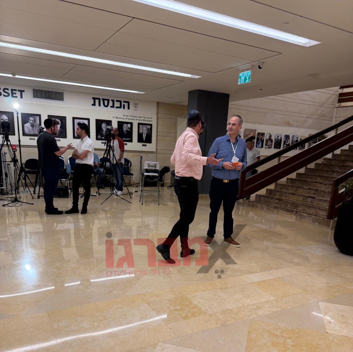 embargo1news's tweet photo. גם יצחק לנדאו נצפה בכנסת מנסה לקבל את תמיכת אלי ביר נשיא איחוד הצלה https://t.co/QWCuaAzthv