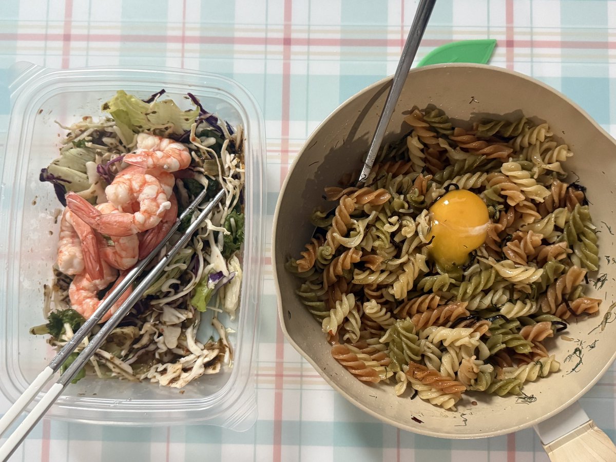 poetbeforeme's tweet photo. #갱지밥
시오콘부파스타랑 새우샐러드 https://t.co/OkXEFDhcMo