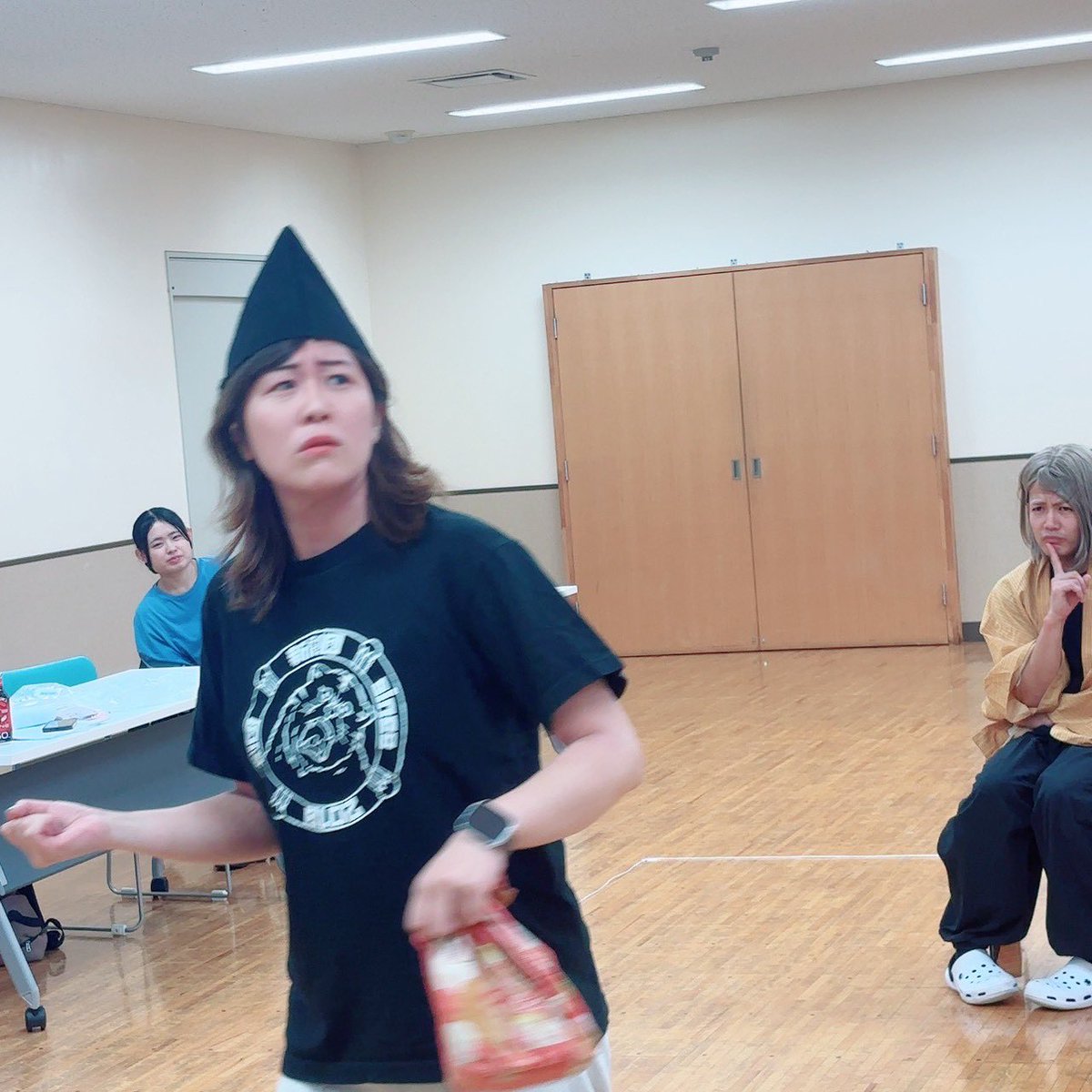 yuichihara's tweet photo. 例の19日15時の回が本気で完売間近です！
事前決済の受付は明日いっぱい！！

気になってる人は気にしてないで予約してよ！！
https://t.co/SlJU70nEzn

尋常でない何かを醸し出す稽古場写真を添えて

#げんたま2026 https://t.co/2MdgOjX7j1