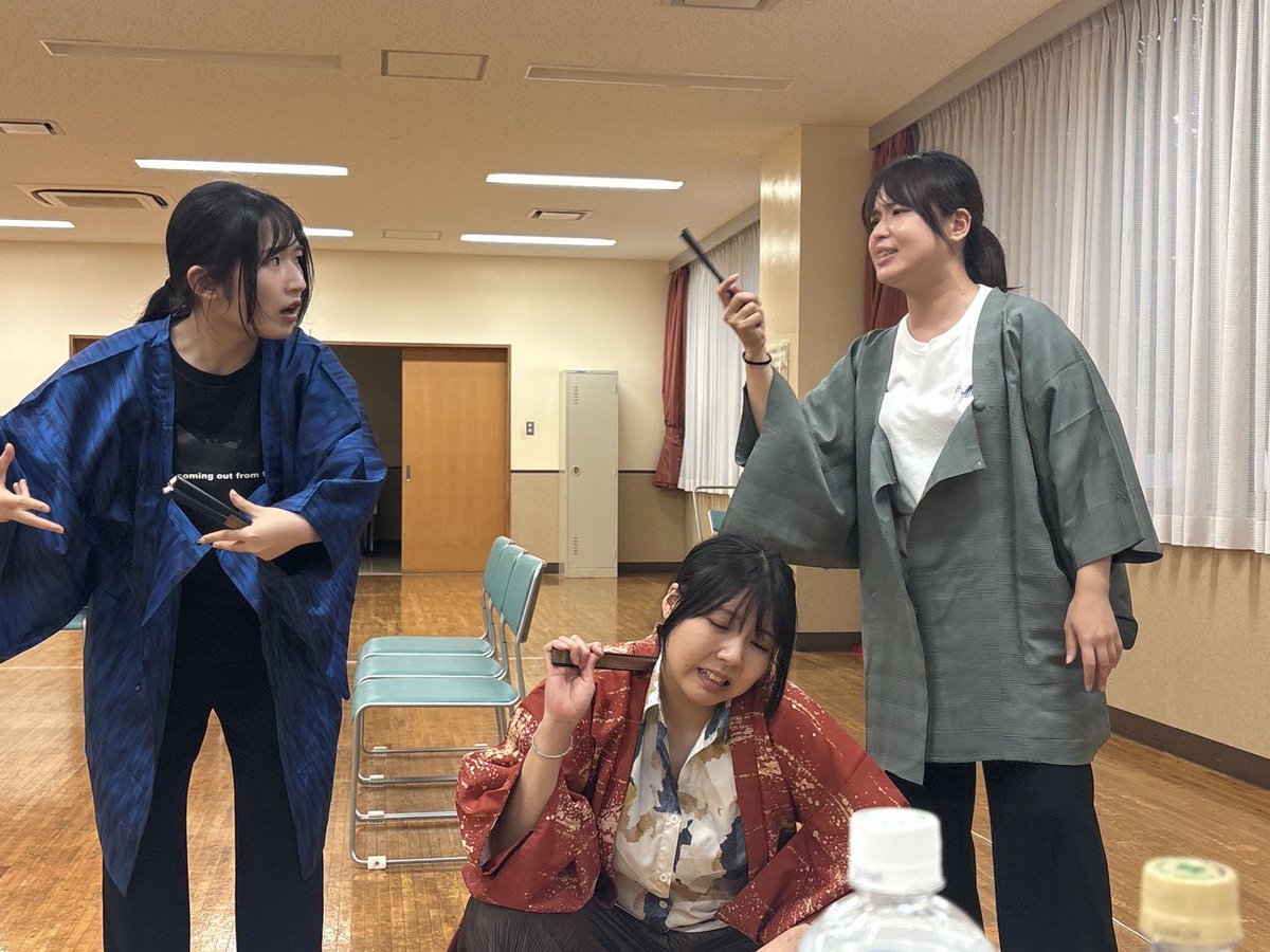 yuichihara's tweet photo. 例の19日15時の回が本気で完売間近です！
事前決済の受付は明日いっぱい！！

気になってる人は気にしてないで予約してよ！！
https://t.co/SlJU70nEzn

尋常でない何かを醸し出す稽古場写真を添えて

#げんたま2026 https://t.co/2MdgOjX7j1