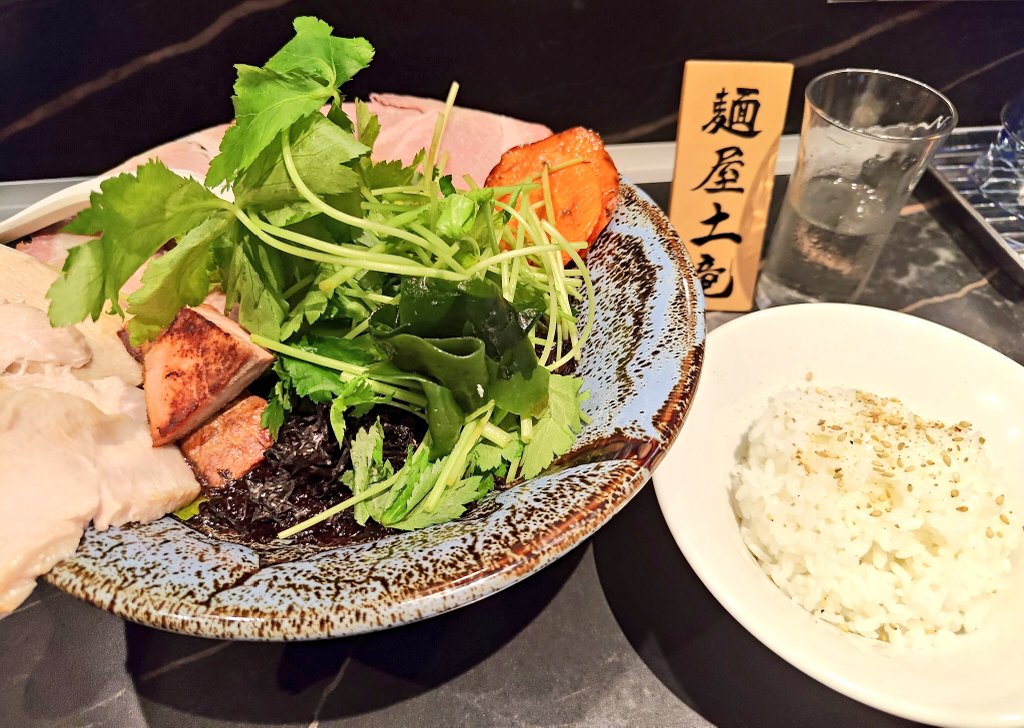 cf128b_MISTY's tweet photo. #麺屋土竜 の冷やしバラ海苔煮干しラーメン(豪華版)＋三つ葉トッピング！
三つ葉と煮干しスープの清涼感が半端なくて、日本酒より先に完食(笑)
バラ海苔の香りがのった煮干茶漬けがめちゃうまです✨
ちなみに日本酒は森嶋･雄町(おまち)の純米大吟醸です🍶(これ美味すぎてリピート中) https://t.co/xr4UqmZBZF