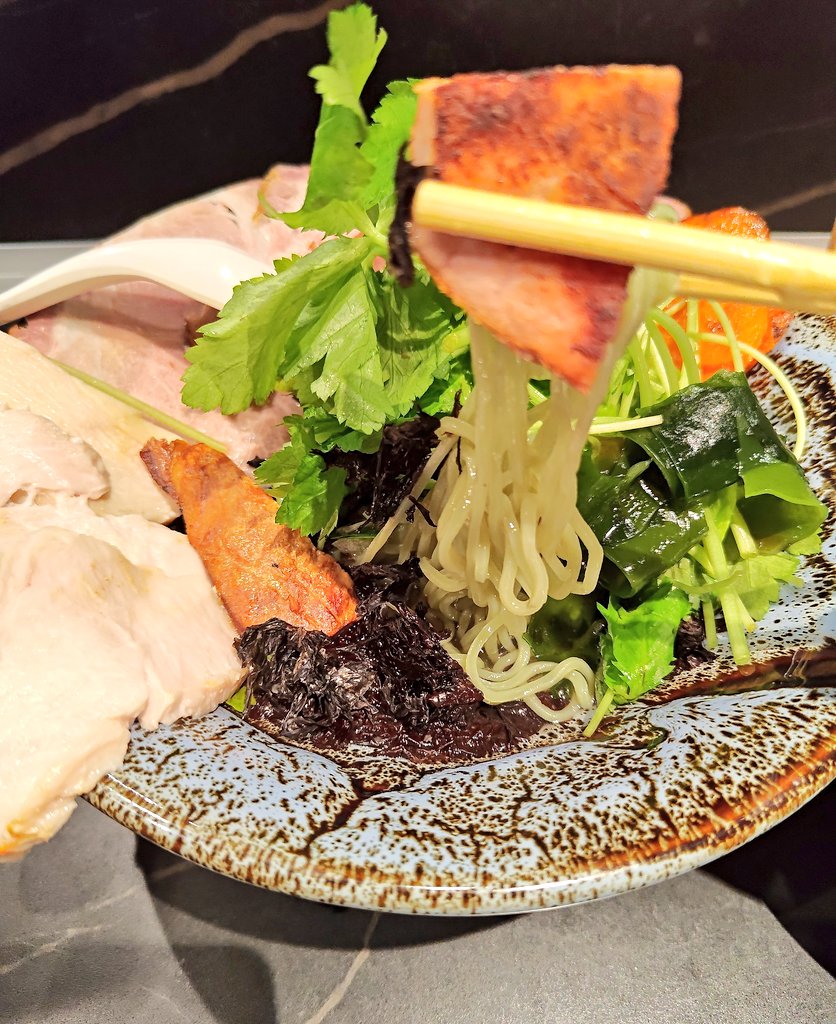 cf128b_MISTY's tweet photo. #麺屋土竜 の冷やしバラ海苔煮干しラーメン(豪華版)＋三つ葉トッピング！
三つ葉と煮干しスープの清涼感が半端なくて、日本酒より先に完食(笑)
バラ海苔の香りがのった煮干茶漬けがめちゃうまです✨
ちなみに日本酒は森嶋･雄町(おまち)の純米大吟醸です🍶(これ美味すぎてリピート中) https://t.co/xr4UqmZBZF