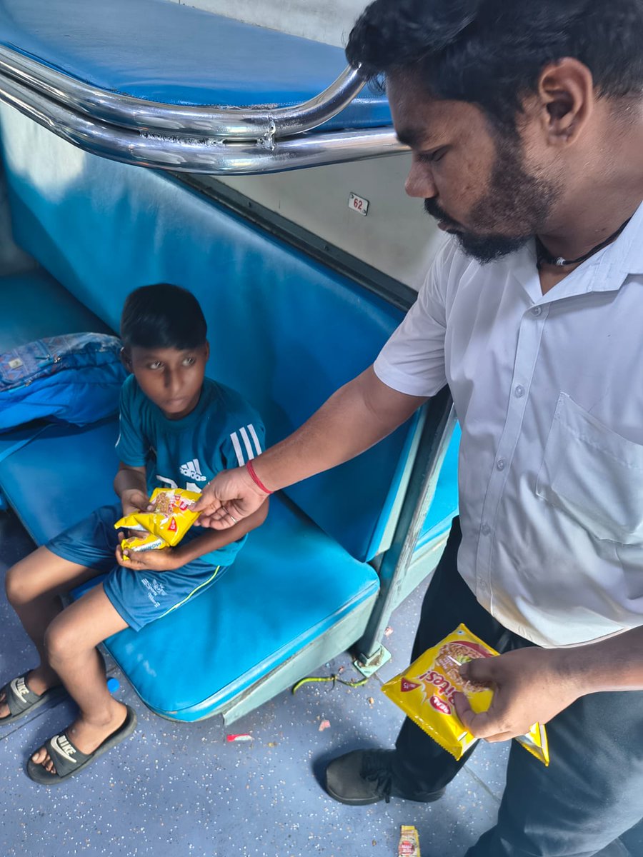 DRMBRCWR's tweet photo. 🚆 Passenger Assistance During Train Delays

Due to heavy rainfall and the resulting diversion/rescheduling of train services, passengers of affected trains were provided with drinking water, biscuits, and food packets to ensure their comfort during the wait.

Vadodara Division remains committed to extending every possible assistance to passengers and appreciates their patience and cooperation during this period.

#WesternRailway #VadodaraDivision #PassengerFirst #PassengerCare #ServingPassengers