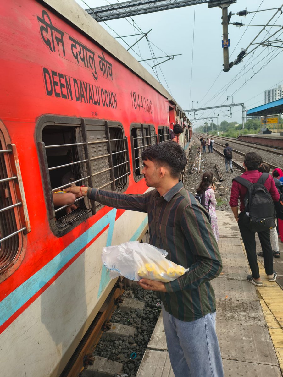 DRMBRCWR's tweet photo. 🚆 Passenger Assistance During Train Delays

Due to heavy rainfall and the resulting diversion/rescheduling of train services, passengers of affected trains were provided with drinking water, biscuits, and food packets to ensure their comfort during the wait.

Vadodara Division remains committed to extending every possible assistance to passengers and appreciates their patience and cooperation during this period.

#WesternRailway #VadodaraDivision #PassengerFirst #PassengerCare #ServingPassengers