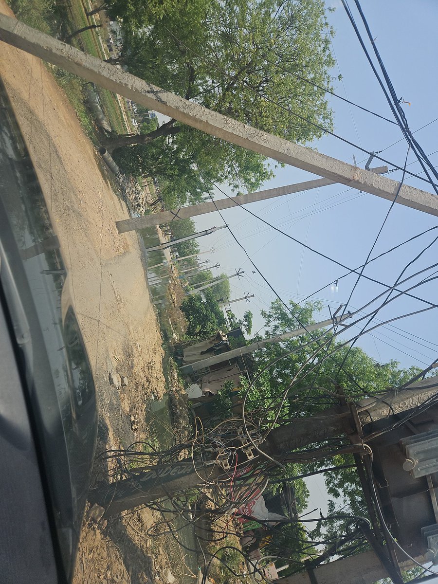 vickyraj06's tweet photo. @MCF_Faridabad @VipulGoelBJP
sitution of nahar par sector 86 area faridabad. Amolik chowk to dps chowk
Big big jungi tree between the divider of road and sepage overflow both side of roads since 6 months, no action taken by mcf after complint on mcf app
 please solve this issue https://t.co/ReAZH1tR08