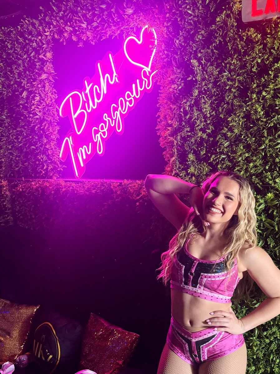 LookOnMyself's tweet photo. Bitch, I'm Gorgeous 💕 https://t.co/zxlcIkJQ3b