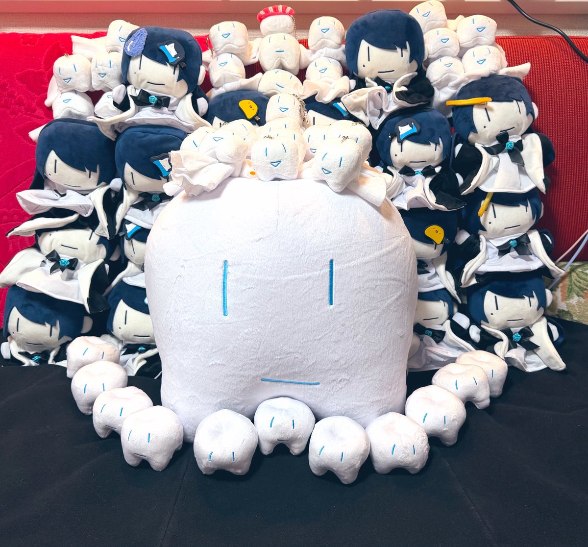 xulaodeng's tweet photo. 最高の二日間でしたw
会いたい方と会えて、プレゼントま���もらって、会員ぐしで狂を��いて、そして最高のパフォーマンスを最高の場所で見れて、一生の思い出になりました🥲

MCでは自分が不器用情けないって言ってたけど、Adoさんがいるから今の私が居ます、人生を変える勇気も新しい一歩のきっかけもAdoさんってあること一生忘れません
脇役としてはあまりにも輝きすぎます、、、

これから更なる舞台でも輝き続けますように^ ^

(新しいお仲間迎えたから早速写真撮ったけど、これ、知らない人に歯科って思われそう)

#Ado
#Ado_Ao