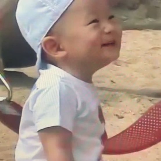 Parkyeolly92's tweet photo. ป๊าดุแล้วยังจะยิ้มอีก

ฮิ ฮิ๊ๆๆ😁 แอะ

อ้ย อ้วม ป๊ามันเข้ว ๆๆ ดุได้ไม่นานเนี่ยดูทำหน้า https://t.co/htoZs8khfi