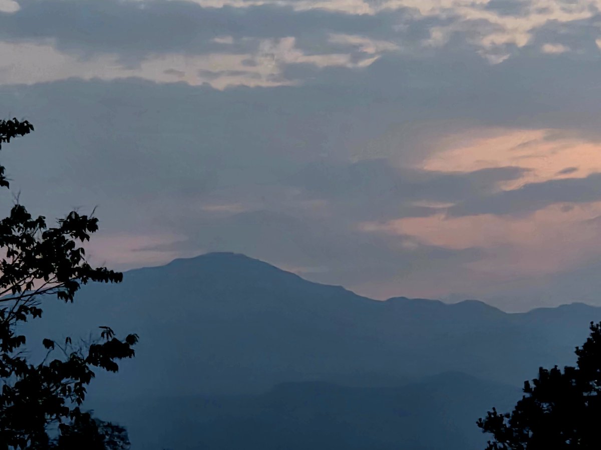 TamiK_Colorado's tweet photo. Beautiful day to you all from Colorful #Colorado with love ❤️ #beautiful #sky over #PikesPeak #Colorado #NaturePhotography 🔥🗻🌲 https://t.co/Tg2SXQ1b6d