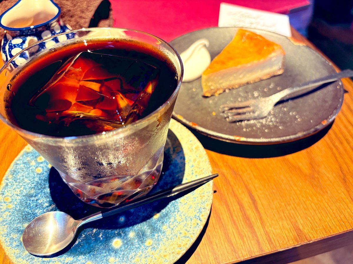 munemo99's tweet photo. オーセンティックなバーのような扉を開けた先には、壁一面の本棚とドライフラワーに囲まれた素敵カフェがありました

「15時間かけて抽出する水出し珈琲」に惹かれて、久しぶりにアイスコーヒーをいただきました

神保町　眞踏珈琲店　@mafumicoffee https://t.co/u9wPTOuO2X