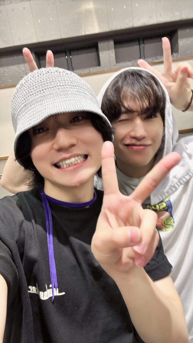 kentahino's tweet photo. 山根航海　2nd LIVE "MOVE"

ゲストとして出演させていただきました！

山根航海という男！でした！
本当に楽しかったし、
航海とステージに立てたことがなんとも誇らしい！

初めて出会った瞬間から惚れてたし

同じチームでアツく夢を見た

いろんな刺激を受け合ってこの日まで来たし

これからも心を動かし合うんだよねぇ

航海に出会えてよかったです！

そして素晴らしいファンの皆さんに愛されて
パワフルなライブでした！
航海ファンのみんなお邪魔しました！ありがとう！

ほんまに魅力満点だったよ！チビだけど！！！！ばいばい！

📷

・楓とも共演するたびに楽しくやれて
また次もよろしくね🫶🏼いつも喋りすぎ俺ら

・日野健太ダンサーズに嫉妬する航海
(ダンサーズのみんな、仲良くしてくれてありがとう🤝)

・本番ラストにパシャリ

・ゲネリハでパシャリ

EYRIEさんもありがとうございました🔥
お写真撮り忘れた

改めて、ワンマンライブ開催おめでとうございました💋

#山根航海のせかんどらいぶ
#北林楓
#EYRIE
#山の根