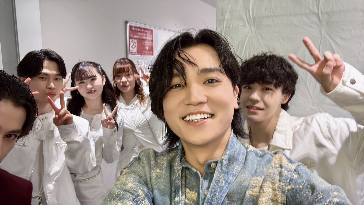 kentahino's tweet photo. 山根航海　2nd LIVE "MOVE"

ゲストとして出演させていただきました！

山根航海という男！でした！
本当に楽しかったし、
航海とステージに立てたことがなんとも誇らしい！

初めて出会った瞬間から惚れてたし

同じチームでアツく夢を見た

いろんな刺激を受け合ってこの日まで来たし

これからも心を動かし合うんだよねぇ

航海に出会えてよかったです！

そして素晴らしいファンの皆さんに愛されて
パワフルなライブでした！
航海ファンのみんなお邪魔しました！ありがとう！

ほんまに魅力満点だったよ！チビだけど！！！！ばいばい！

📷

・楓とも共演するたびに楽しくやれて
また次もよろしくね🫶🏼いつも喋りすぎ俺ら

・日野健太ダンサーズに嫉妬する航海
(ダンサーズのみんな、仲良くしてくれてありがとう🤝)

・本番ラストにパシャリ

・ゲネリハでパシャリ

EYRIEさんもありがとうございました🔥
お写真撮り忘れた

改めて、ワンマンライブ開催おめでとうございました💋

#山根航海のせかんどらいぶ
#北林楓
#EYRIE
#山の根