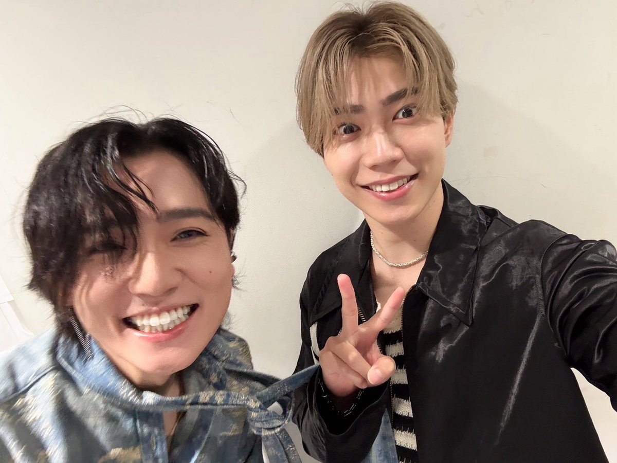 kentahino's tweet photo. 山根航海　2nd LIVE "MOVE"

ゲストとして出演させていただきました！

山根航海という男！でした！
本当に楽しかったし、
航海とステージに立てたことがなんとも誇らしい！

初めて出会った瞬間から惚れてたし

同じチームでアツく夢を見た

いろんな刺激を受け合ってこの日まで来たし

これからも心を動かし合うんだよねぇ

航海に出会えてよかったです！

そして素晴らしいファンの皆さんに愛されて
パワフルなライブでした！
航海ファンのみんなお邪魔しました！ありがとう！

ほんまに魅力満点だったよ！チビだけど！！！！ばいばい！

📷

・楓とも共演するたびに楽しくやれて
また次もよろしくね🫶🏼いつも喋りすぎ俺ら

・日野健太ダンサーズに嫉妬する航海
(ダンサーズのみんな、仲良くしてくれてありがとう🤝)

・本番ラストにパシャリ

・ゲネリハでパシャリ

EYRIEさんもありがとうございました🔥
お写真撮り忘れた

改めて、ワンマンライブ開催おめでとうございました💋

#山根航海のせかんどらいぶ
#北林楓
#EYRIE
#山の根