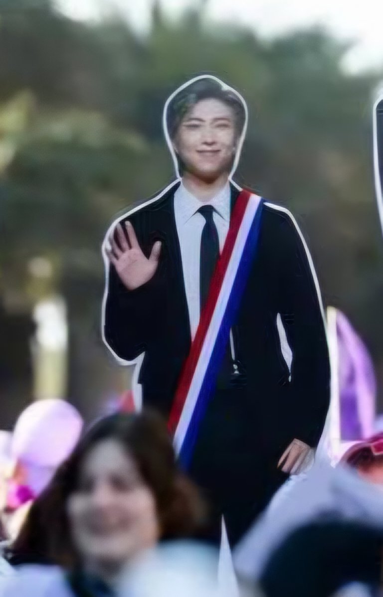 RMMoonchild101's tweet photo. Turns out Chilean ARMY weren't protesting alone. They had President Namjoon right there with them. 😍😂

#RM #방탄소년단RM #BTSRM #김남준 #Namjoon https://t.co/9MwwuPIRUP