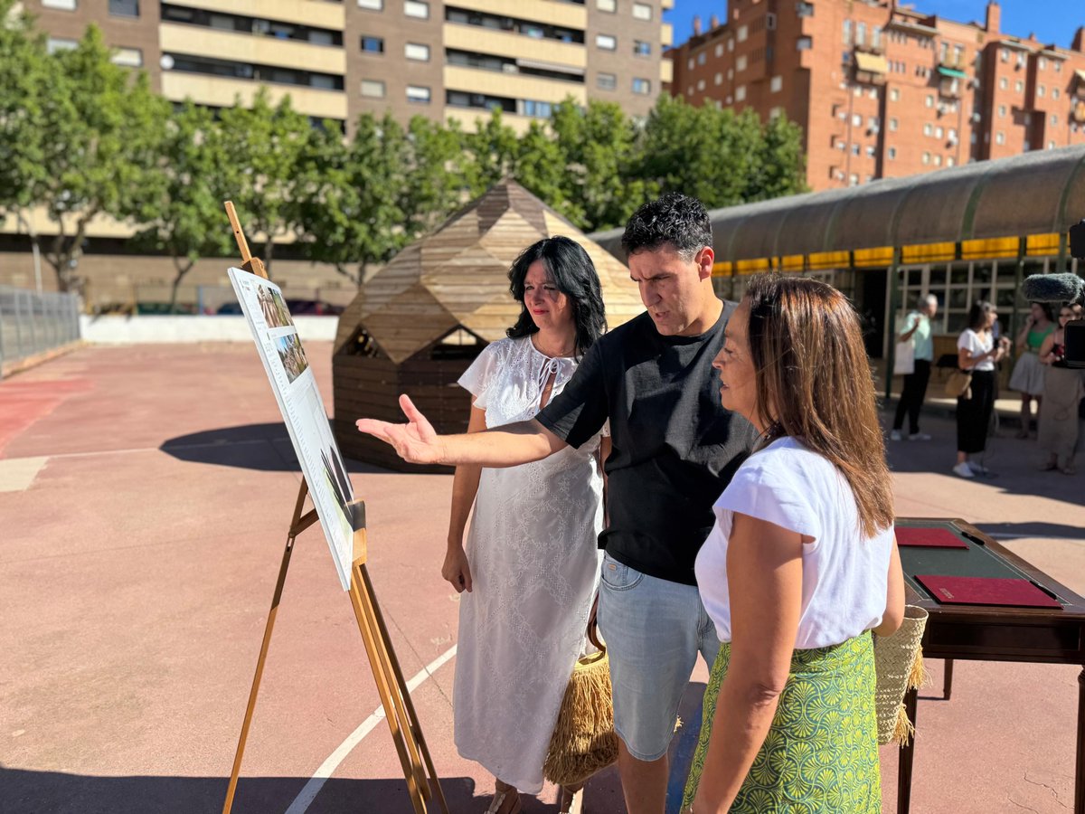 aytohuesca's tweet photo. 🤝Un paso más hacia la renaturalización del patio del #CEIPAlcoraz con la firma del convenio entre @aytohuesca y @GobAragon🌳El proyecto, financiado por el @aytohuesca con 165.437 euros, transformará este espacio en un entorno más verde, inclusivo y adaptado al cambio climático https://t.co/oYuu9oidMX