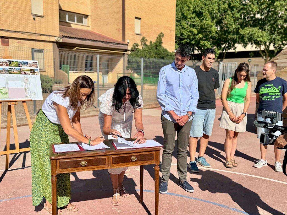 aytohuesca's tweet photo. 🤝Un paso más hacia la renaturalización del patio del #CEIPAlcoraz con la firma del convenio entre @aytohuesca y @GobAragon🌳El proyecto, financiado por el @aytohuesca con 165.437 euros, transformará este espacio en un entorno más verde, inclusivo y adaptado al cambio climático https://t.co/oYuu9oidMX