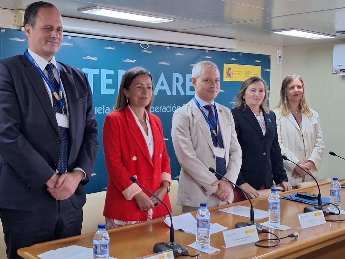 IPesqueras's tweet photo. #INDNR | @FAO celebra en Vigo diez años del Acuerdo sobre medidas del Estado rector del puerto #AMERP #PSMA.
👉🏻 Reconoce la contribución de España a la lucha contra la pesca INDNR:
https://t.co/HVnRAqRxzD
@GOBMAPA @PuertodeVigo @MarXunta @EFCA_EU https://t.co/h67vuQivA6