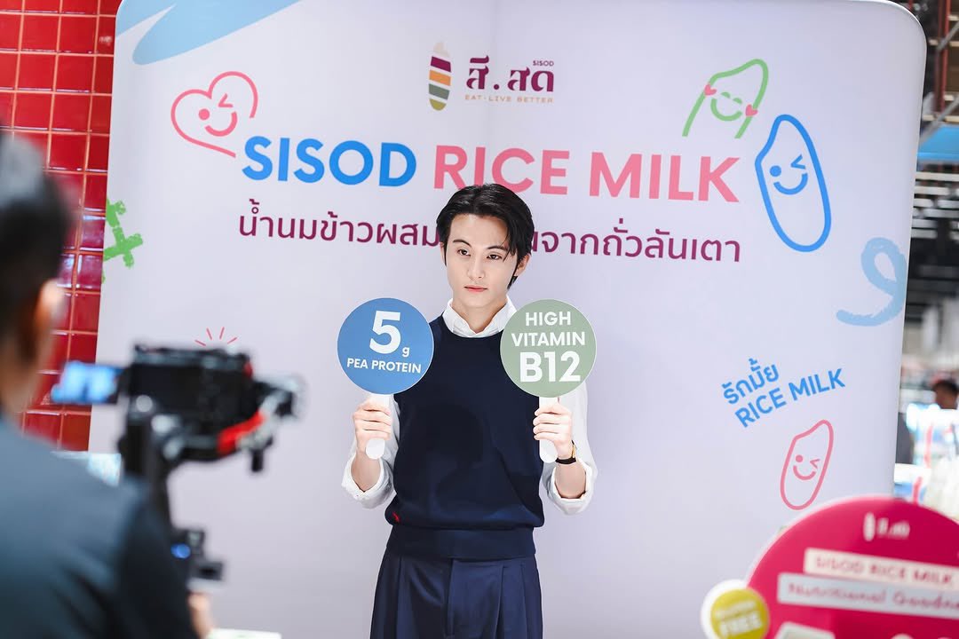MARKLEE_TH's tweet photo. 260706 vach.nammon instagram update

ความประทับใจที่ส่งต่อผ่านทุกภาพ กับงาน SPECIAL EVEN WITH MARK LEE✨ น้ำนมข้าวสีสด คัดจากข้าวคุณภาพ พร้อมพลังบวกจาก MARK LEE ที่ส่งต่อถึงทุกคนในงาน🥛🤍 ขอบคุณทุกคนที่ทำให้เกิดช่วงเวลาพิเศษนี้นะคะ🥳

#MarkLee #MARK #마크리 #마크
#SISODRiceMilkSpecialEventWithMarkLee
#SISODRiceMilkxMARKLEE