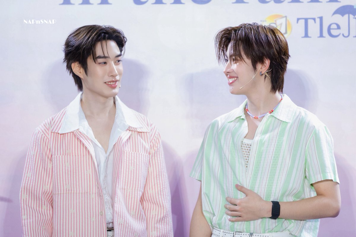 NAPnSNAP's tweet photo. มีคนเหลือบมองเสื้อน้อง ระบบ QC ทำงานอัตโนมัติ 🙈🫣

Stuck with you in the Rain
#raindaywithD7xTLEFIRSTONE
#TleFirstone #เติ้ลเฟิร์สวัน  
#TLE_mtm #Firstone https://t.co/5ePZfFB9u4