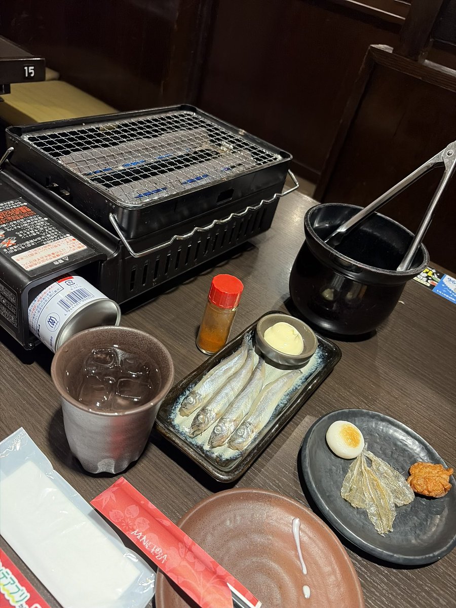 yoshi_voice's tweet photo. 仕方ないので家の近所へ移動。
入ったことない居酒屋に入る。
まさかの自分で焼くタイプの店。

しっかり楽しむ。
そして呑みたい焼酎もあったので満足。
明日の休日出勤も頑張るか…。 https://t.co/VoL1YyX4Q6