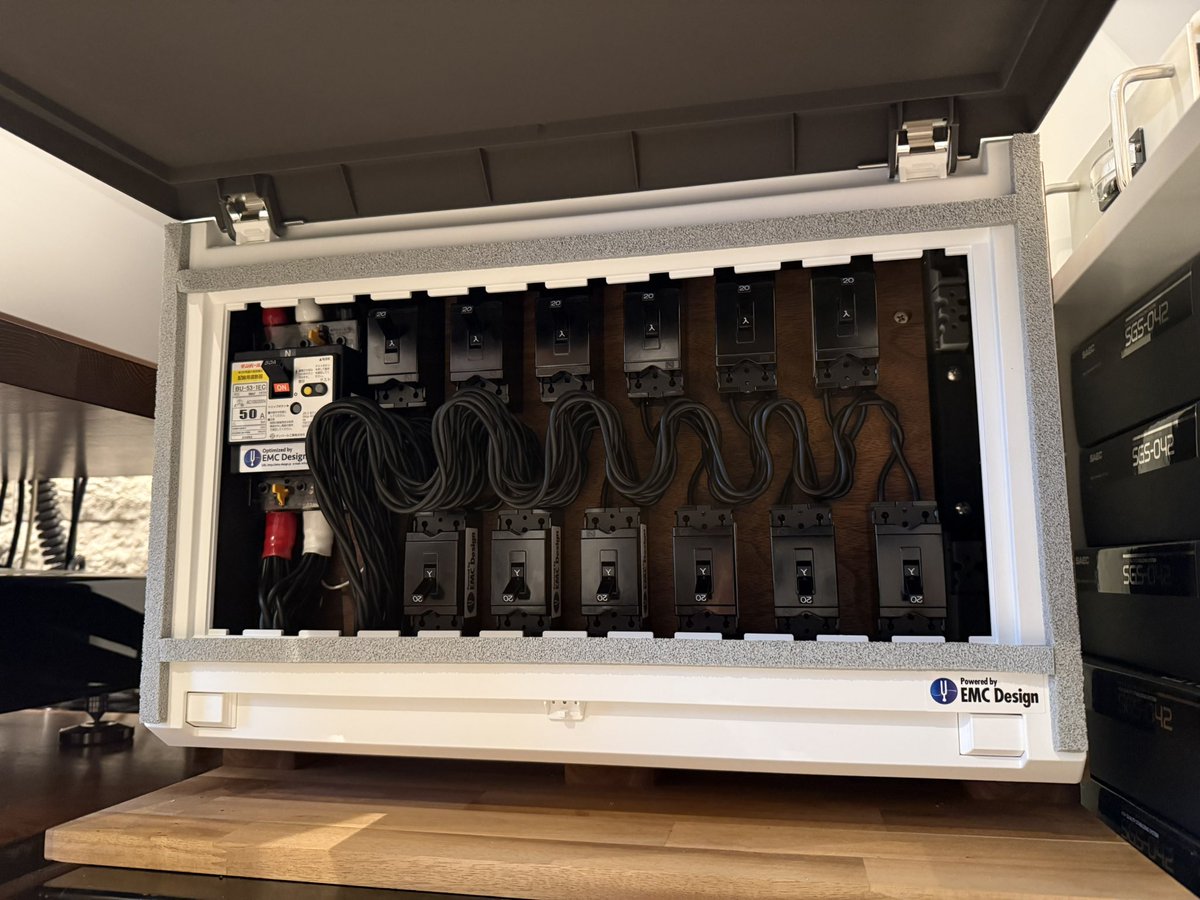 emcdesign_staff's tweet photo. 本日は、岐阜県のW様邸にて、オーディオ専用EMC電源工事です。
W様は、岐阜県各務原市のオーディオショップ「サウンドハンター」様からのご紹介で、下見とお打ち合わせを兼ねたEMC電源仮設実験の試聴を経て、本日の施工となりました。

サウンドハンター
https://t.co/Vsh4M1rCOT

ご覧ください！
超ハイエンド機器が美しくセッティングされています。
日々進化を止めないW様のシステムに、EMC電源も仲間入りさせていただきます！
施工に立ち会って下さったサウンドハンター松淵様にもお手伝いをいただき、施工は無事完了♪
ドキドキの初試聴です。
「現場の空気感まで伝わってきますね。楽器の実在感も凄いです！」（W様）
施工直後ですが、早速EMC電源の片鱗を感じていただけたご様子♪
私が驚くのは、これだけのハイエンド機器を見事に鳴らし切るW様とサウンドハンター様の知識と技術力に脱帽の試聴となりました。
今後の更なる進化も楽しみなW様オーディオルームにドキドキワクワクの素敵な一日でした。
W様、サウンドハンター様、本日は誠にありがとうございました。

株式会社EMC設計
https://t.co/vWVjWdbiLv

#オーディオ
#ホームシアター
#ネットワークオーディオ
#レコード
#レコーディングスタジオ
#スタジオ電源
#dtm
#宅録
#サウンドハンター
#emc電源
#emc電源工事
#emc設計