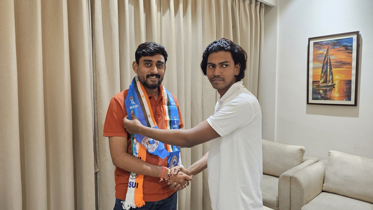 PrateekINC's tweet photo. देश भर में चल रहे #छात्रों_की_गूंज कार्यक्रम की जिम्मेदारी मिलने पर राँची झारखण्ड आगमन पश्चात NSUI के साथियों ने भारत के संविधान की प्रति सौंपा। जननायक आदरणीय राहुल गांधी जी की इस लड़ाई में हम सभी अपना शत प्रतिशत योगदान देने के लिए प्रतिबद्ध हैं। https://t.co/5mwoiZuq0E