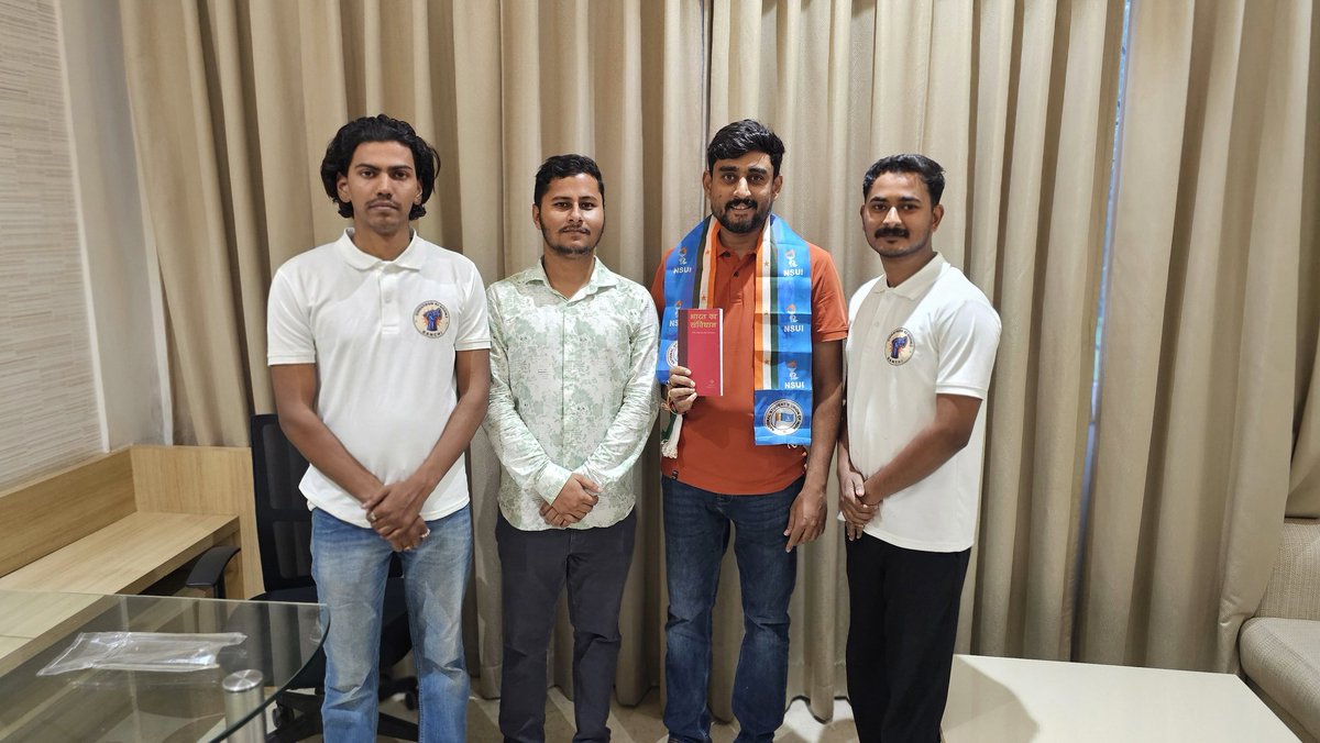 PrateekINC's tweet photo. देश भर में चल रहे #छात्रों_की_गूंज कार्यक्रम की जिम्मेदारी मिलने पर राँची झारखण्ड आगमन पश्चात NSUI के साथियों ने भारत के संविधान की प्रति सौंपा। जननायक आदरणीय राहुल गांधी जी की इस लड़ाई में हम सभी अपना शत प्रतिशत योगदान देने के लिए प्रतिबद्ध हैं। https://t.co/5mwoiZuq0E