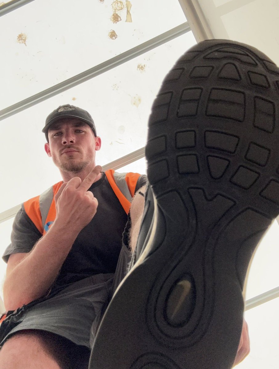 TheTheoFoxxx's tweet photo. Lick em clean boy 😈 who’s a good foot piggy 💵💵 https://t.co/5CBCmV6lPH