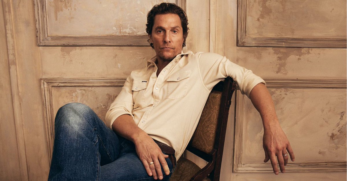 beehaber's tweet photo. Matthew McConaughey, yeni nesil otları neden sevmediğini anlattı:

🔹 “Hayat bazen çok gürültülü, sakar, sinir bozucu ve kafa karıştırıcı olabilir.”

🔹 “Özellikle de her şeyle fazla bağlantı kurmaya çalışıyorsak.”

🔹 “Bu yüzden yeni otları sevmiyorum.”

🔹 “Çok güçlüler.”

🔹 “Çok fazla çağrışım yaratıyorlar.”

🔹 “Her şeyde sanat görmeye başlıyorum.”

🔹 “Ama her şeyde sanat görüyorsan, aslında hiçbir sanatı göremiyorsun.”

🔹 “Her an çok anlamlıysa, hiçbir anın anlamı kalmıyor.”

🔹 “Alt hikâyeler yönetilemez hale geliyor.”

🔹 “Alt hikâyeler yönetilemez hale gelirse, ana damarı kaçırıyorsun.”

🔹 “Farkında olmakla, her şeye zorla anlam yüklemek arasında ince bir çizgi var.”