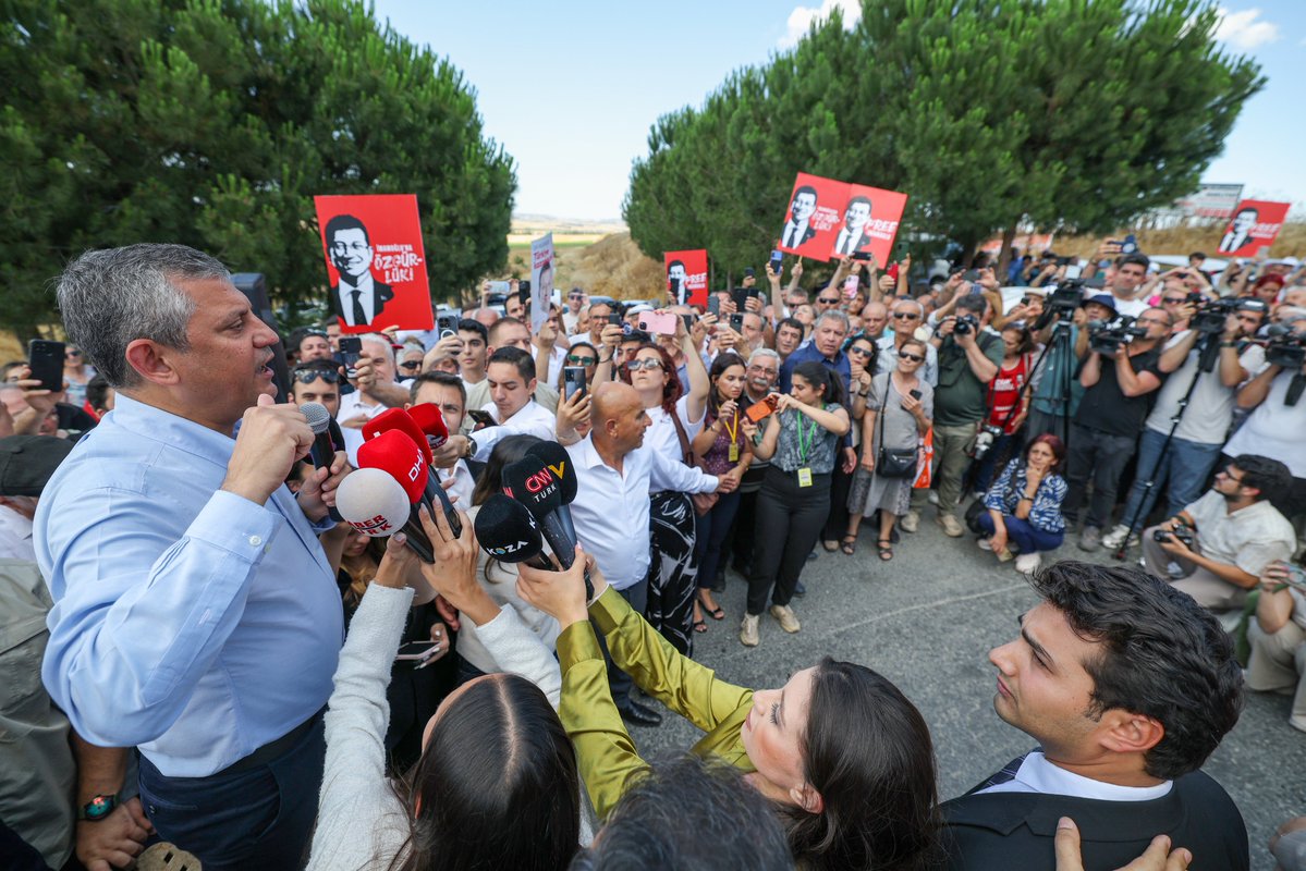 OzgurOzel_Foto's tweet photo. Cumhuriyet Halk Partisi lideri Özgür Özel, Cumhurbaşkanı Adayı Ekrem İmamoğlu’nun İstanbul Silivri’de Marmara Ceza İnfaz Kurumları Yerleşkesinde görülen duruşmalarını takip etti. CHP lideri Özel, cezaevi çıkışında Ekrem İmamoğlu’nu desteğe gelen vatandaşlara hitap etti. https://t.co/WTReN2RyX6