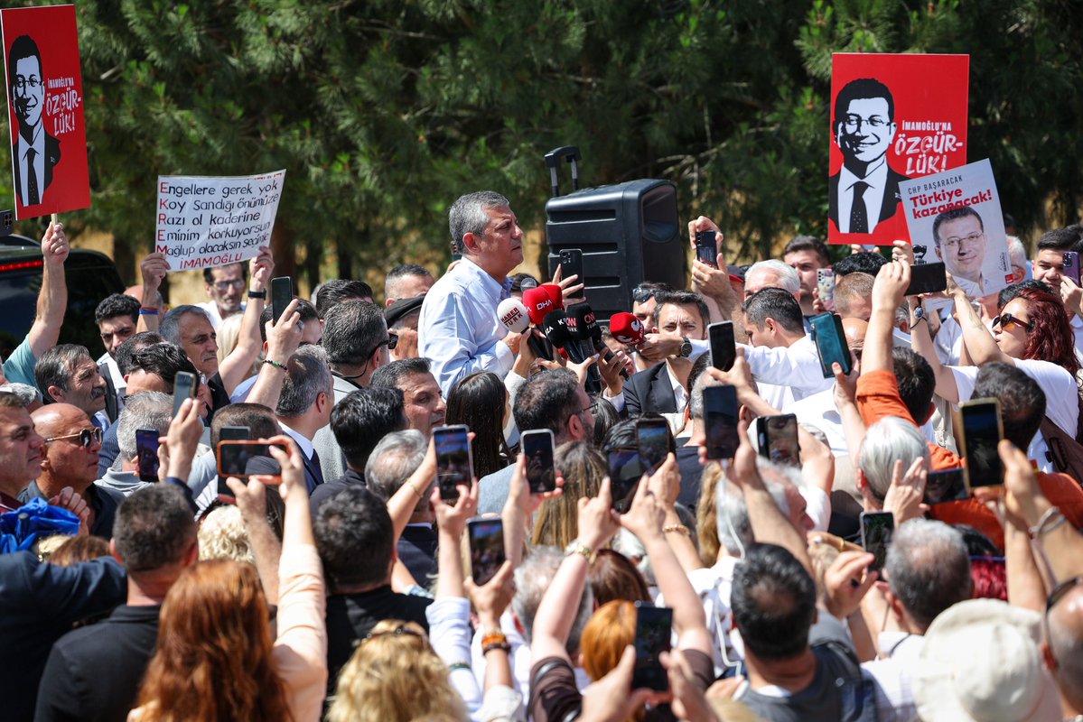 OzgurOzel_Foto's tweet photo. Cumhuriyet Halk Partisi lideri Özgür Özel, Cumhurbaşkanı Adayı Ekrem İmamoğlu’nun İstanbul Silivri’de Marmara Ceza İnfaz Kurumları Yerleşkesinde görülen duruşmalarını takip etti. CHP lideri Özel, cezaevi çıkışında Ekrem İmamoğlu’nu desteğe gelen vatandaşlara hitap etti. https://t.co/WTReN2RyX6