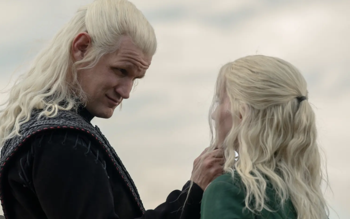 dauntlesseskimo's tweet photo. No one realizes that episode 3 of House of the Dragon hides five little-known details.

Number one: When the fake Daeron was taken away by Daemon, Tessarion nearby only tilted its head, showing no sign of concern. 
This already hints that he is not the true prince. Meanwhile, the red-haired attendant who briefly appeared in episode 1 had dragon-riding gloves at his waist, suggesting that he is the real Daeron.

Number two: The city at the edge of the world where men have wings mentioned by Daemon likely refers to the City of Winged Men located on the southern border of the Grey Wastes, laying at the Hidden Sea. 
It is said that its inhabitants have leathery wings and can fly like eagles.

Number three: The bed Daemon rested his hand on was the same bed where Viserys the First died. Compared to season 1, all the bed curtains have been removed. 
No wonder Rhaenyra could not sleep there and had to go find Daemon, she cannot forget the way her father looked before he died.

Number four: Daemon's ambitious line is not an original statement, Duskendale could be ours.' In fact, Aegon the Conqueror also said something similar.

Number five: Rhaenyra hosted a noble banquet but served rats as food.
 She appears to care deeply about the common people, yet this is completely different from her portrayal in the original novels. 
It makes one curious about how the series will alter her ending.