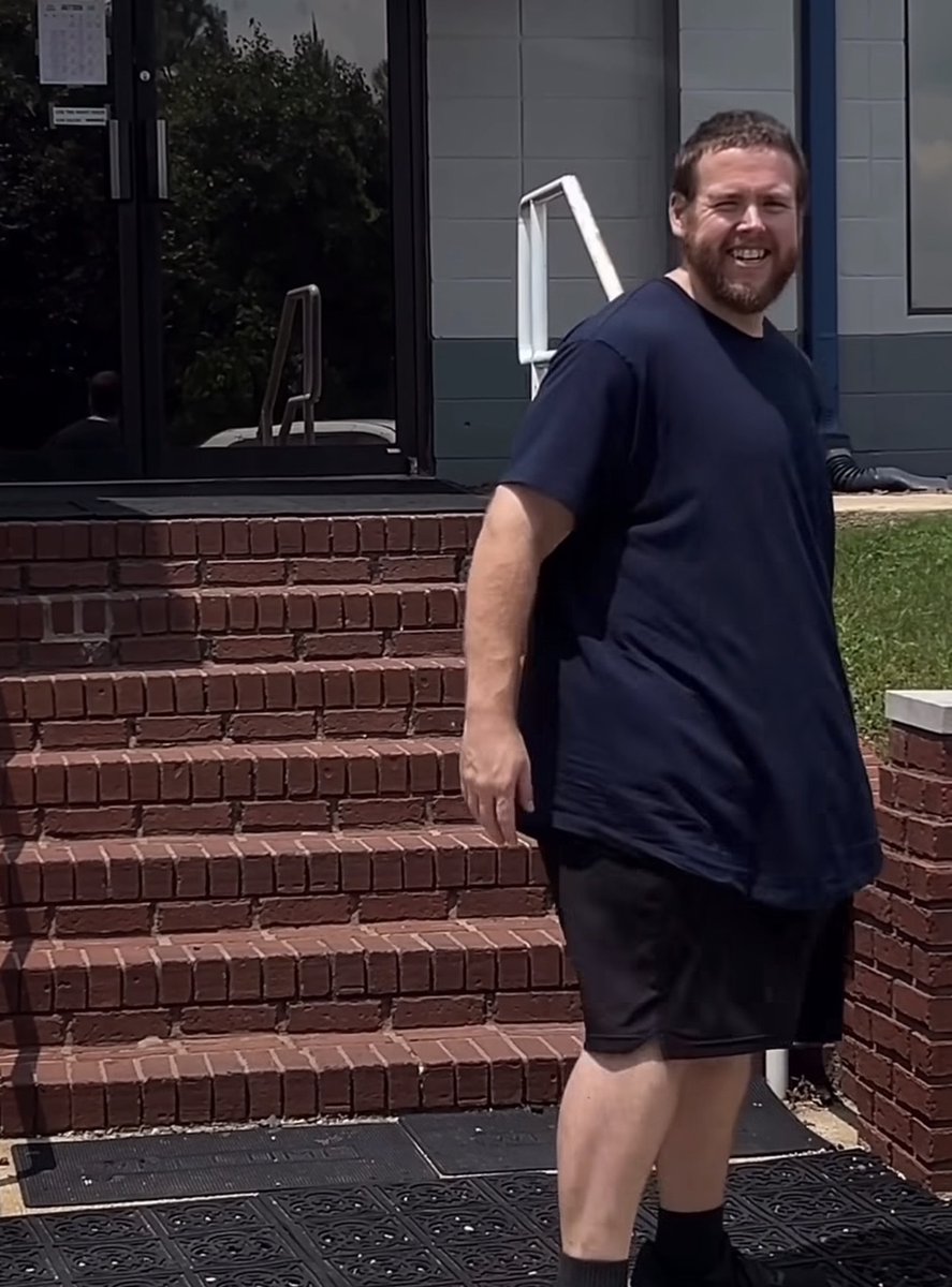 DudespostingWs's tweet photo. This dude Josh used to weigh 600 lbs at his heaviest. He’s now down to 271 lbs, he lost 329 lbs so far. Absolutely insane transformation. https://t.co/xelBbflete