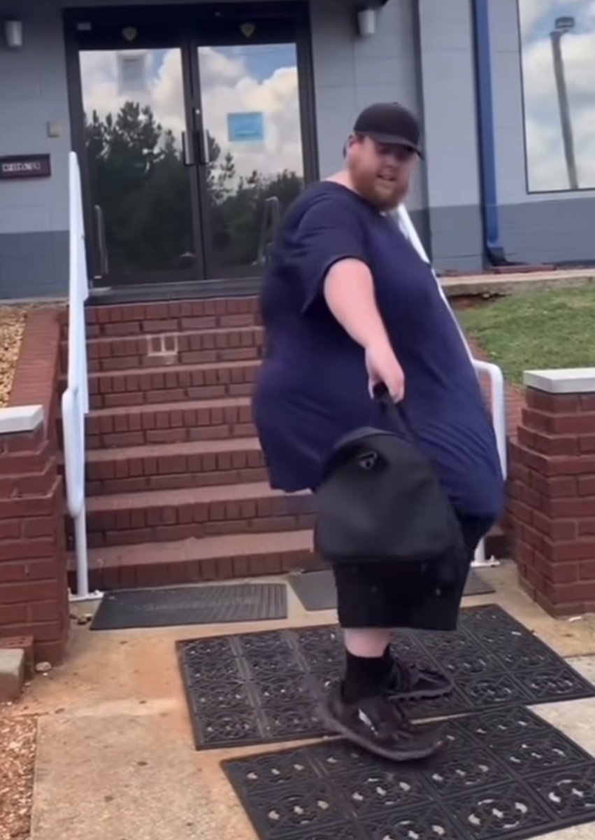 DudespostingWs's tweet photo. This dude Josh used to weigh 600 lbs at his heaviest. He’s now down to 271 lbs, he lost 329 lbs so far. Absolutely insane transformation. https://t.co/xelBbflete