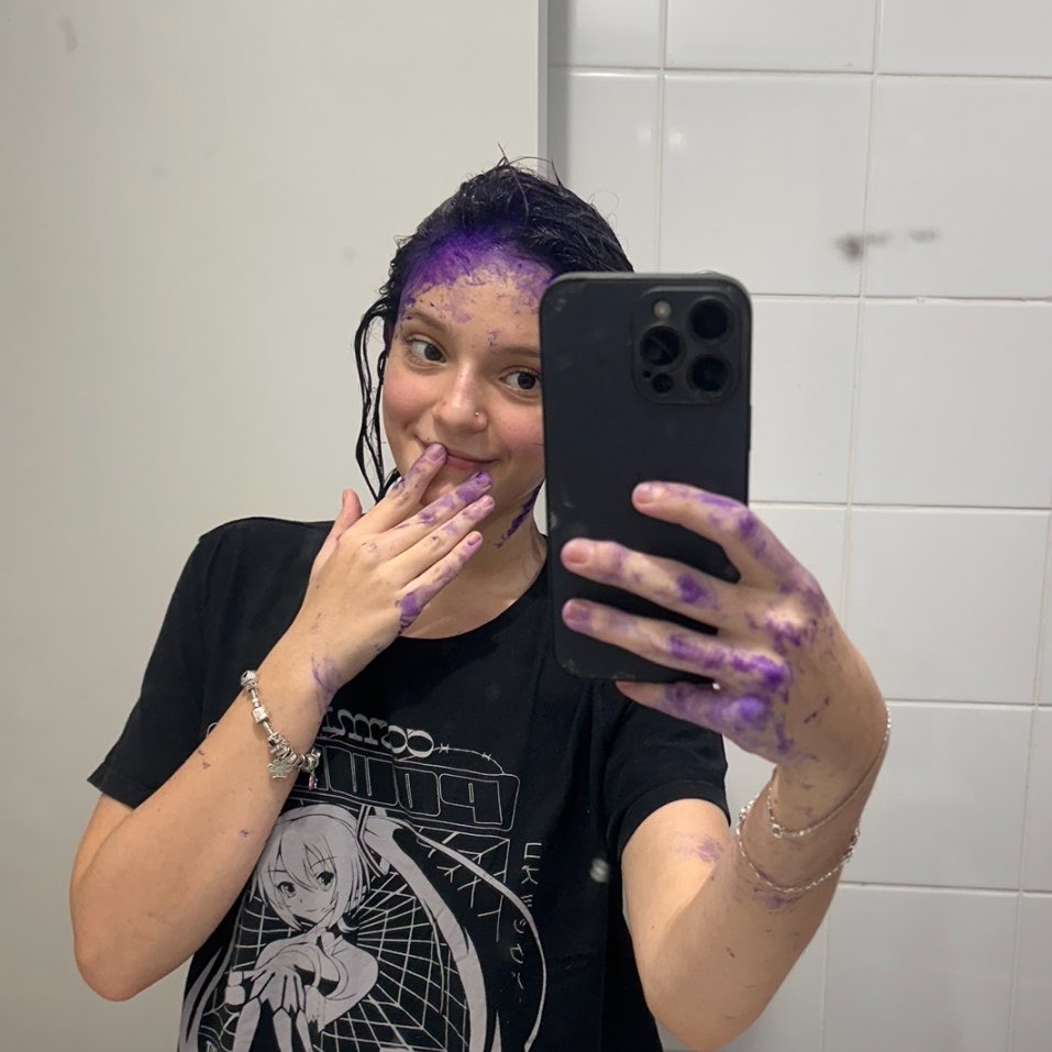 joanablsk's tweet photo. eu e ele pintando o cabelo de roxo 

#arsd #ArmySelcaDay #ARSD https://t.co/lgto0TOdPt