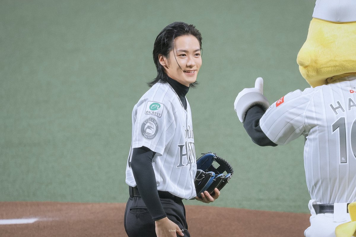 howlarch's tweet photo. セレモニアルピッチ⚾️の後もずっと笑顔だった壱馬さん☺️

#鷹祭 #鷹SUMMERBOOST2026  
#THERAMPAGE #川村壱馬 https://t.co/DgbApIG5BK
