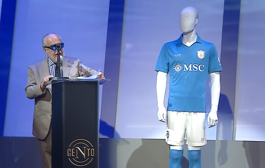memenapoli's tweet photo. Il Presidente @ADeLaurentiis annuncia che MSC sarà Main Sponsor del @sscnapoli per altri tre anni.

Ringraziando in primis la famiglia d'Aponte per la fiducia. https://t.co/1bmDVEkPjO