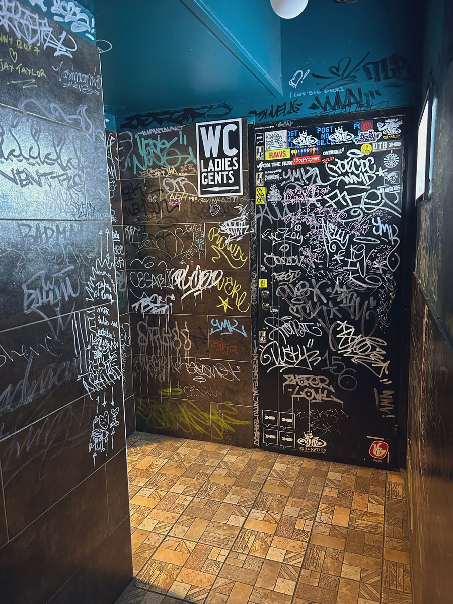 rubgrarod's tweet photo. Achei que estava indo ao banheiro de um bar aleatório em Helsinque e descobri que era a entrada de uma fase secreta de Silent Hill. Hellsinki faz jus ao nome. https://t.co/ywgnTDD9Mk