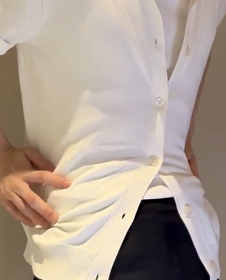 chu2ball's tweet photo. that waist it’s all that i can see https://t.co/GxNZRNW83R