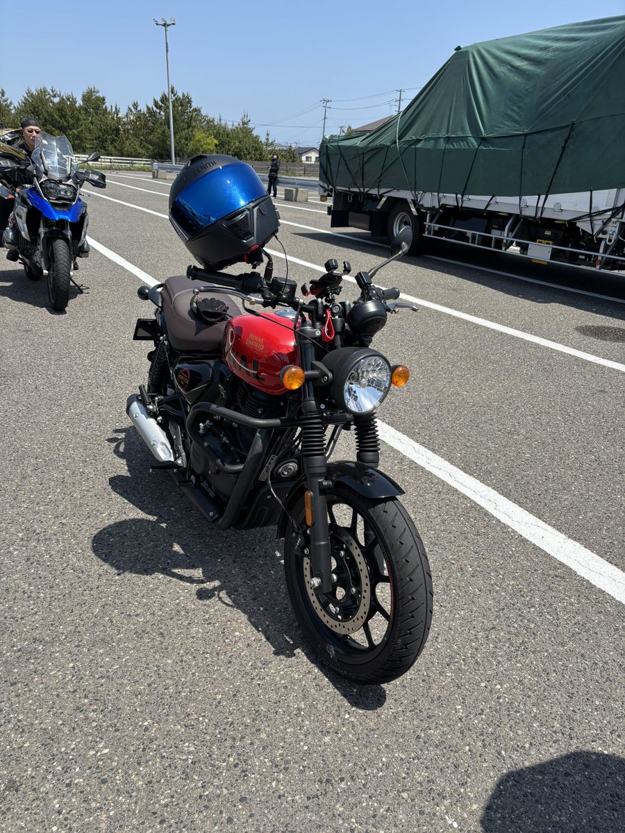 Catapy_jp's tweet photo. 北海道に来て1カ月…
ロイヤルエンフィ���ルド札幌に行ったら修理や車検はこちらで予約して当日はカワサキプラザ2階のトライアンフ札幌で受付をし隣の工場に車両を入れて欲しいと言われた。
意味が分からないよ… https://t.co/fE2UpIxhuo