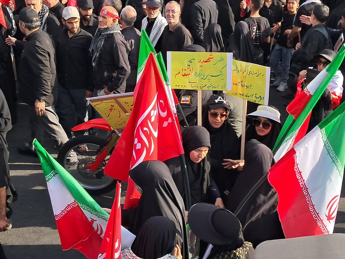 golnazg1184's tweet photo. حضور در کنار مردم، بهترین روایت از عشق، احترام و قدردانی است؛ روایتی که در قاب تصویر و خاطره ماندگار می‌شود.
#حی_علی_العزا 
#خمینی_مشهد https://t.co/vnB8KZby8a